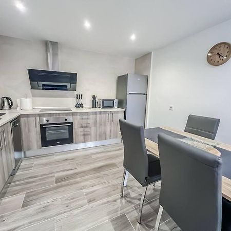 Modern 2 Bed Apartment With Pool In פריחיליאנה מראה חיצוני תמונה