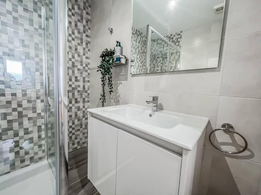 Modern 2 Bed Apartment With Pool In פריחיליאנה מראה חיצוני תמונה